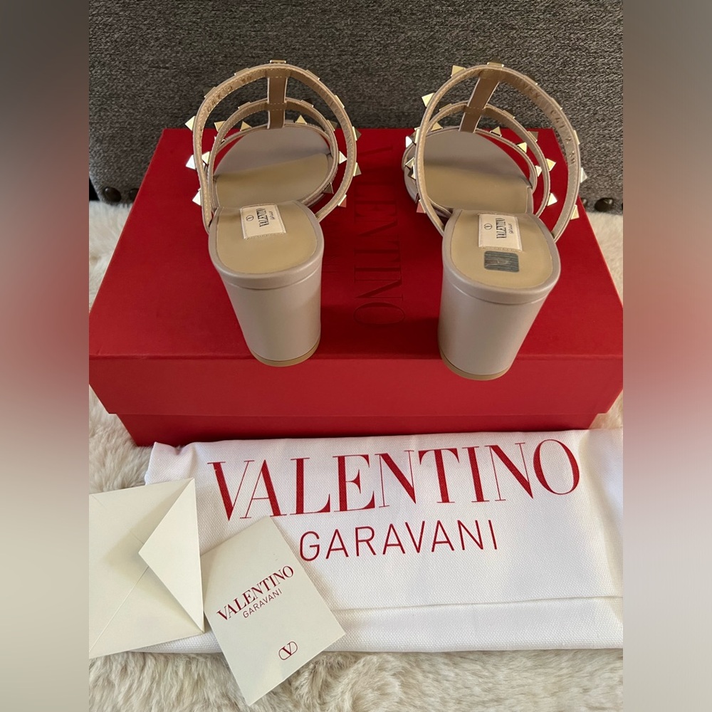 New VALENTINO GARAVANI
Rockstud Leather Block Heel Sandals - Picture 13 of 15